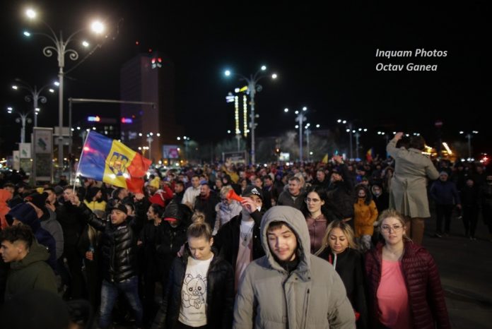 Mii de persoane au protestat duminică seară contra restricțiilor în marile orașe