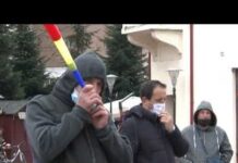 OBLIGAȚI SĂ PROTESTEZE “PE MUT”