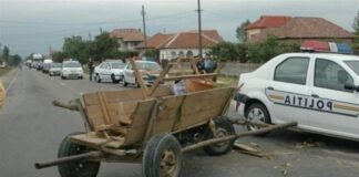 Un drum comunal din comuna gorjeană Bărbătești a fost blocat temporar ieri de doi bărbați din localitate, care sunt cercetați de polițiști