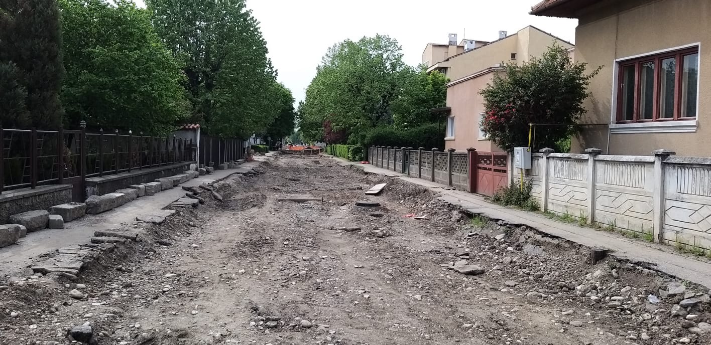 În ce hal arată strada care asigură accesul la cea mai mare școală din Târgu Jiu