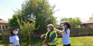 Au fost distribuite veste cu elemente fluorescent-reflectorizante bicicliștilor și căruțașilor gorjeni aflați ieri în trafic