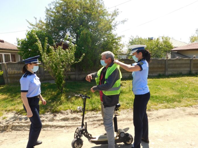 Au fost distribuite veste cu elemente fluorescent-reflectorizante bicicliștilor și căruțașilor gorjeni aflați ieri în trafic