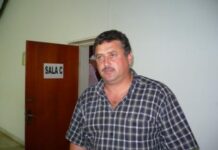 Primarul Vamvu îşi începe ziua la coasă