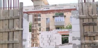 Blocul ANL din Bumbești-Jiu, abandonat în buruieni de către constructori