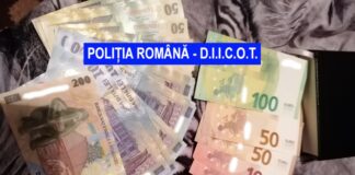 Polițiștii au ridicat printre altele 3 carduri bancare, 33.400 de lei și 220 de euro