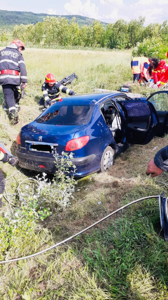O șoferiță a murit, iar fiicele gemene ale acesteia, au fost rănite, după ce a intrat cu mașina într-un cap de pod, la Brănești
