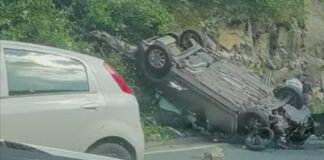 Un șofer din Craiova a intrat cu mașina într-o stâncă din Defileul Jiului