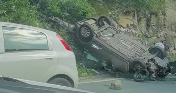 Un șofer din Craiova a intrat cu mașina într-o stâncă din Defileul Jiului