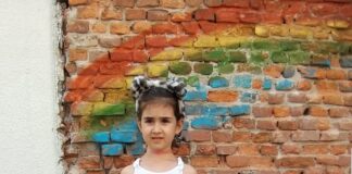 Târgu Jiu: O fetiță de 6 ani vinde limonadă pe caniculă să își cumpere jucării