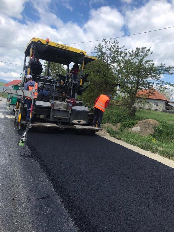 Continuă lucrările la trei drumuri județene