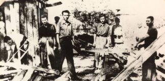Nicolae Ceaușescu şi alţi deţinuţi politici în lagărul de la Târgu-Jiu (1943). © „Fototeca online a comunismului românesc”