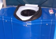 11:05 Şcoala din Rugi, închisă de DSP. La WC-ul ecologic din curte erau puşi saci menajeri