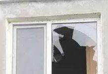 Geamuri sparte de un tânăr furios