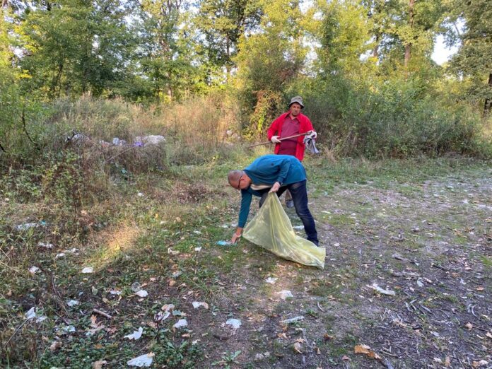 Târgu Jiu: Sute de saci cu deșeuri, strânși din Pădurea Drăgoieni