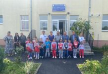 Au primit ghiozdane pentru prima zi de școală