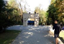 Au început lucrările de întreținere anuală la Poarta Sărutului S-a intervenit și deasupra Porții Sărutului