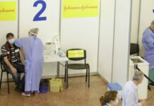 Un primar din Gorj vrea să ÎNCHIDĂ centrul de vaccinare COVID-19 Foto: INQUAM/Octav Ganea