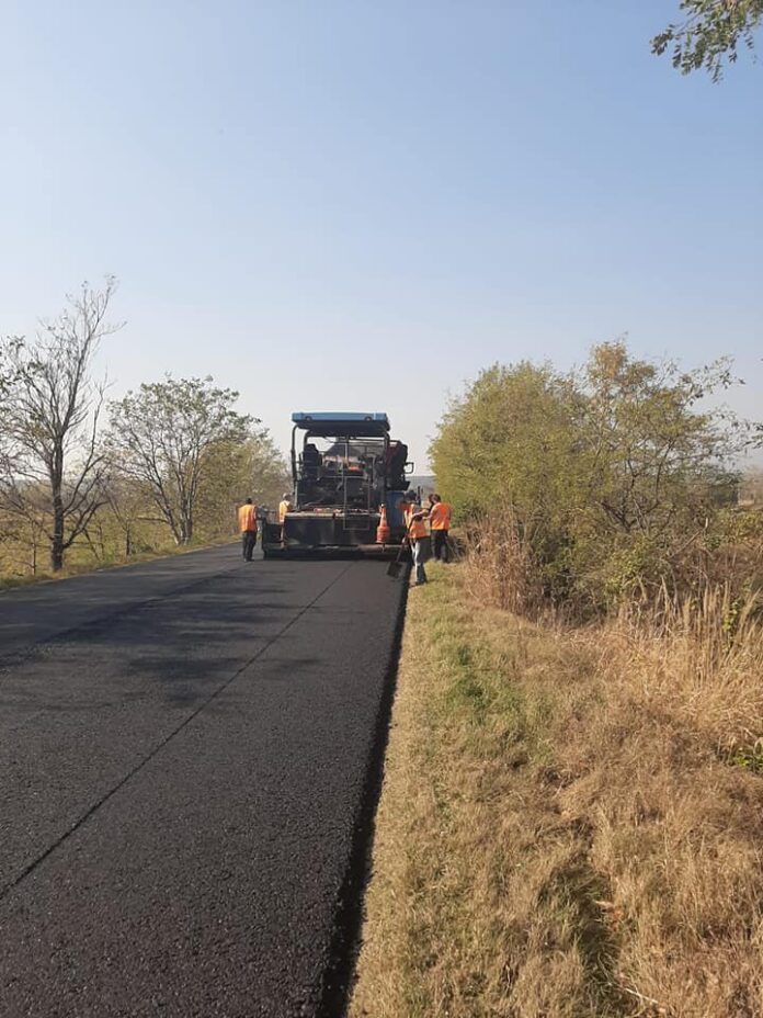 Drumul leagă municipiul Târgu Jiu de Herculane