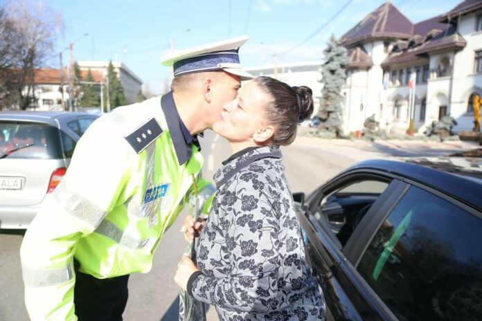 Târgu Jiu: Șoferițele au primit flori din partea polițiștilor