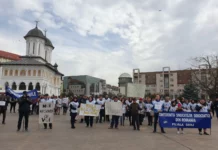 Profesorii protestează la Târgu Jiu