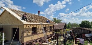 Autoritățile și voluntarii au refăcut acoperișul casei arse la Tismana