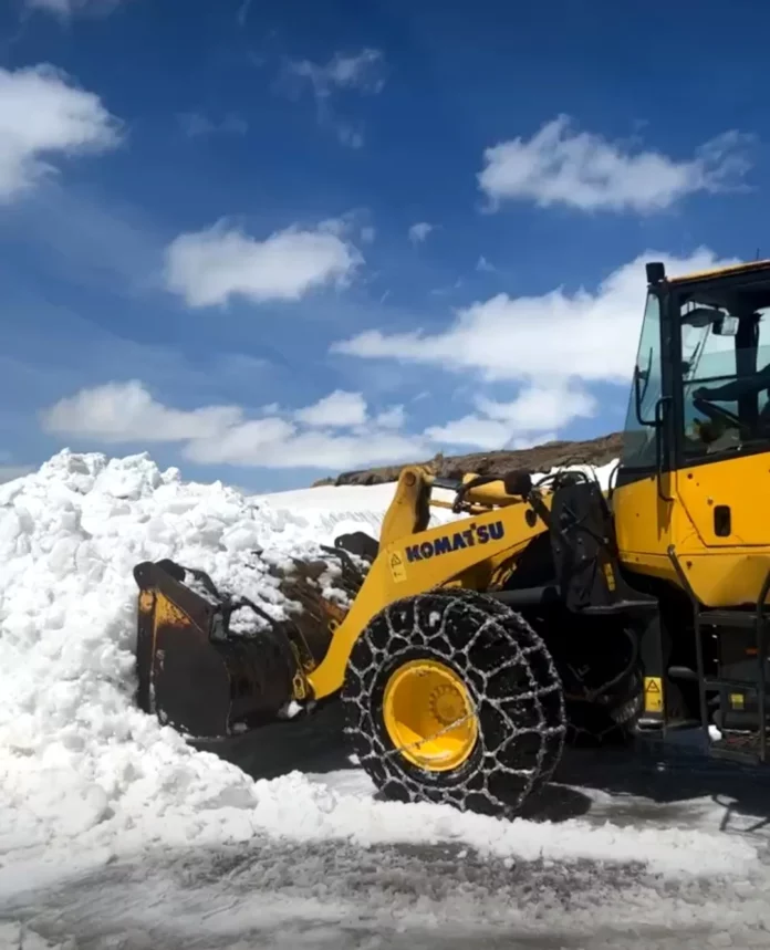 Încă două săptămâni de deszăpezire pe Transalpina