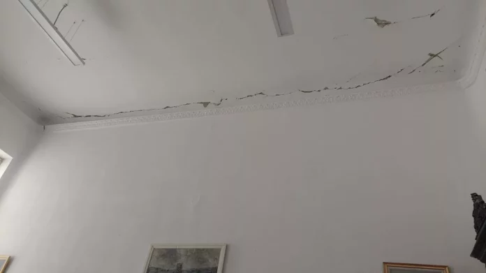 Tencuială căzută într-o sală de clasă la un colegiu din Târgu Jiu