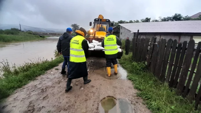 Echipele de la Apele Române Jiu intervin pe pârâul Rasnic