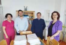 Lenjerie de pat donată Spitalului Județean de Urgență Târgu Jiu de preotul Constantin Cosmin Stoenoiu și antreprenorul Dorin Staicu