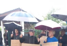 Zeci de persoane protestează la Casa de Pensii Gorj