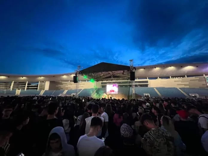 Jandarmii i-au amendat pe rapperii care i-au înjurat pe copiii participanți la un concert, pe Stadionul Municipal din Târgu Jiu