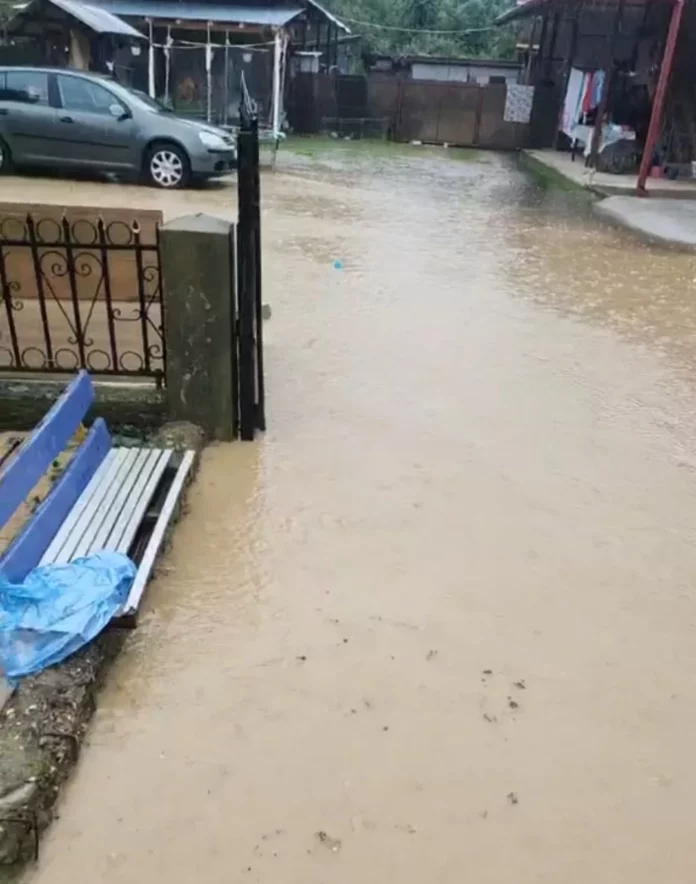 Gospodării inundate în trei comune din Gorj