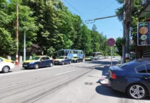 Zeci de taximetriști protestează la Târgu Jiu