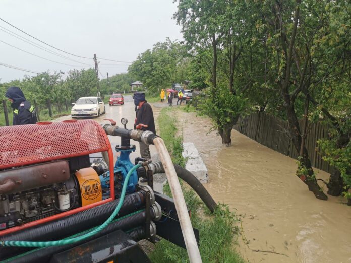 Pompierii gorjeni au acționat cu 4 autospeciale de intervenție și 5 motopompe pentru evacuarea apei