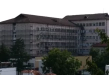 Muncitorii au montate schelele pe clădirea Spitalului 700