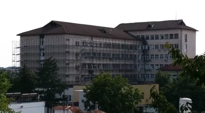 Muncitorii au montate schelele pe clădirea Spitalului 700