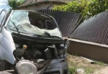 Accident cu trei victime în Gorj. Șoferul a lovit un gard și s-a oprit într-un cap de pod