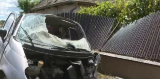 Accident cu trei victime în Gorj. Șoferul a lovit un gard și s-a oprit într-un cap de pod