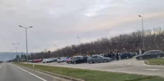 Una din parcările în care este abandonant gunoi