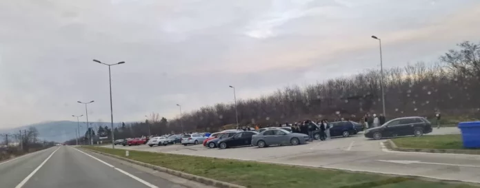 Una din parcările în care este abandonant gunoi