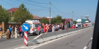 Trei răniți după coliziunea a trei autoturisme în Brădești