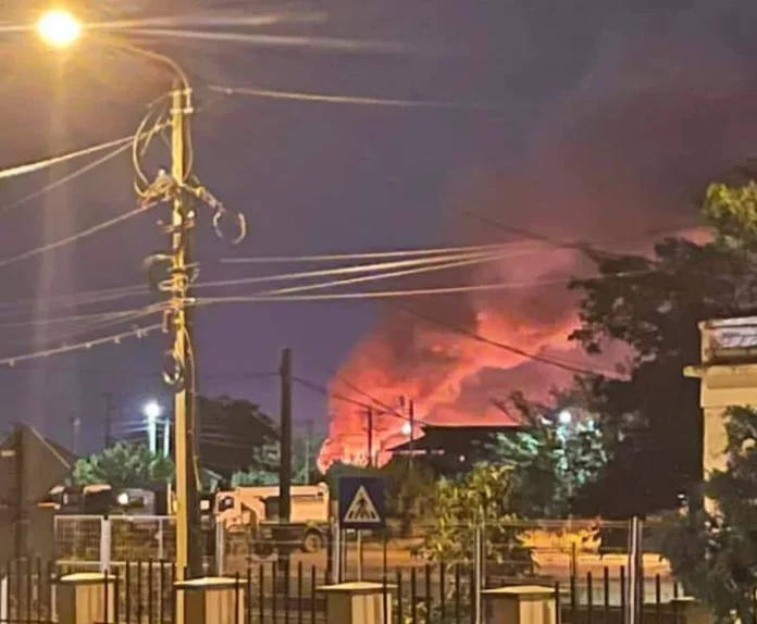 Mai multe case din Craiova, cuprinse de flăcări
