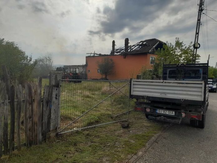 O familie din Gorj a rămas sub cerul liber în urma unui incendiu