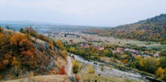 O carieră de calcar provoacă scandal la Peștișani, unde ar putea dispărea un munte întreg