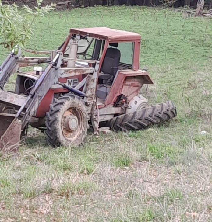 Gorj: Anchetă după ce doi bărbați s-au răsturnat cu un tractor la Godinești