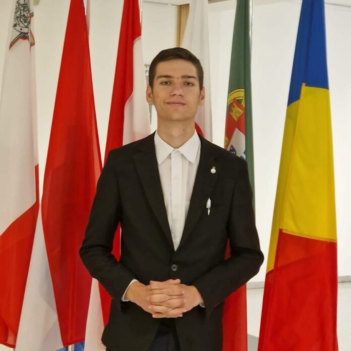 Mario Scurtu este elev în clasa a X-a la Colegiul Național „Ecaterina Teodoroiu” din Târgu Jiu