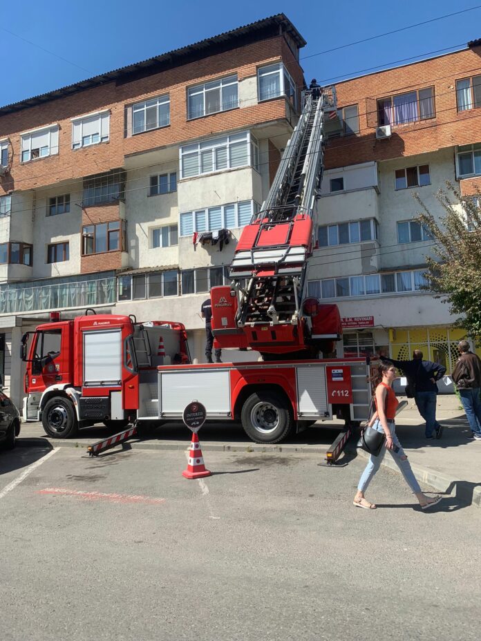 Târgu Jiu: Cărămida de pe un bloc, pericol pentru pietoni