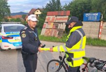 Polițiștii au dat veste reflectorizante bicicliștilor