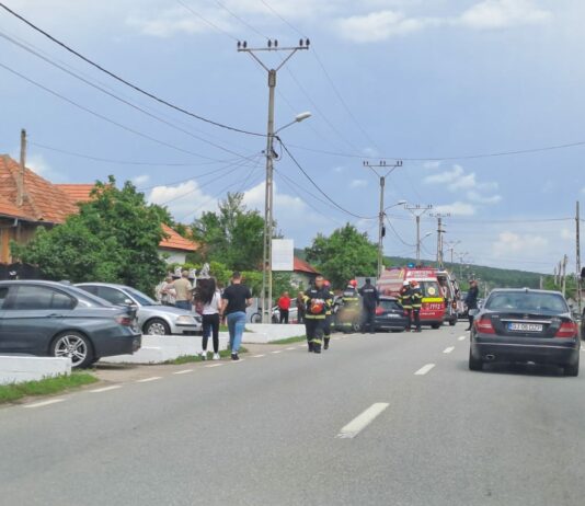 Doi răniți după ce o mașină a intrat într-un cap de pod la ieșire din Târgu Jiu
