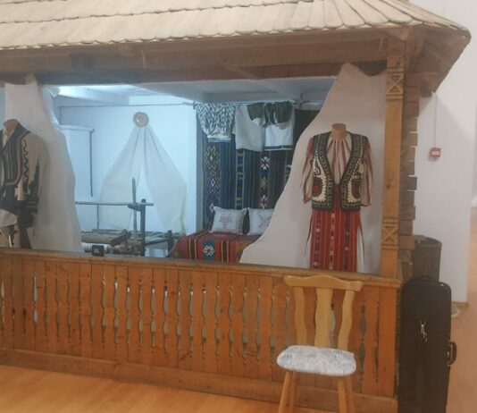 Trei muzee din Târgu Jiu deschise în această seară. Angajații poartă banderole albe